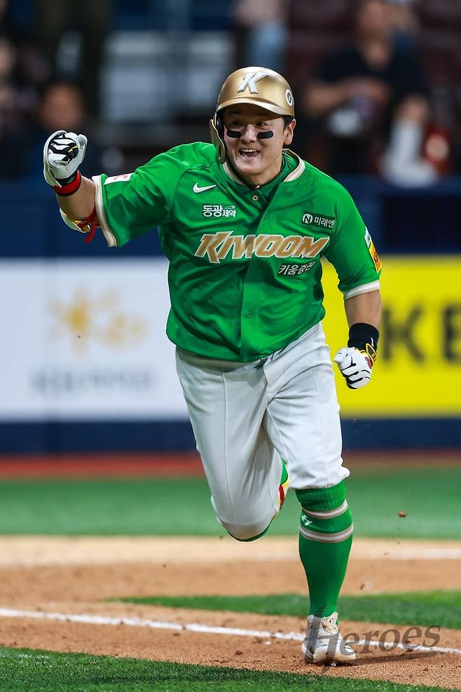 키움 최주환이 7일 서울 고척스카이돔에서 열린 2025 KBO리그 KIA전 8회말 역전 3타점 2루타를 때린 후 포효하고 있다. 사진 | 키움 히어로즈