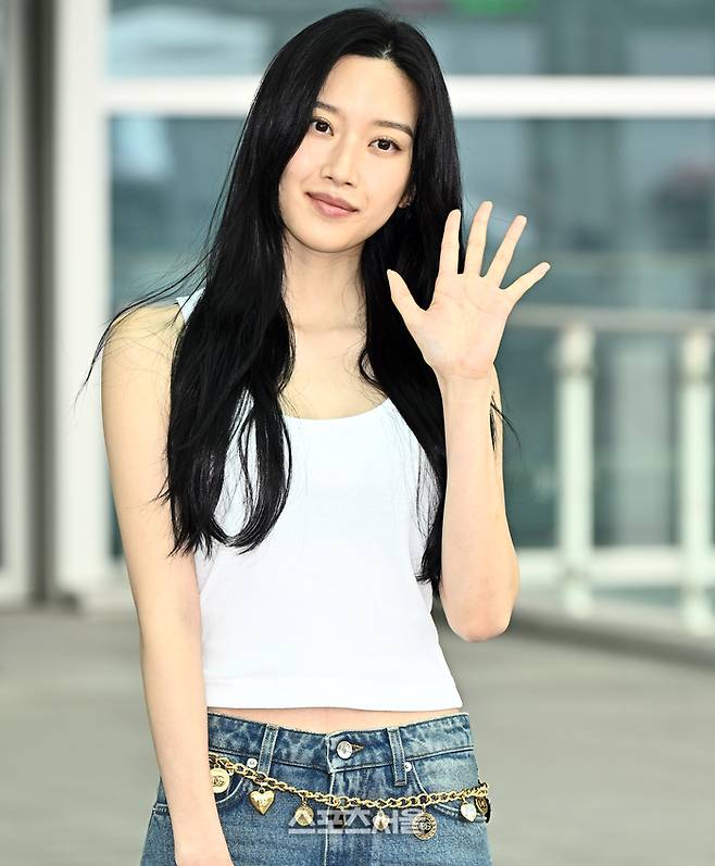 지난  9일 문가영이 인천국제공항에서 귀여운 표정으로 팬들에게 인사하며 출국하고 있다. 이주상기자 rainbow@sportsseoul.com