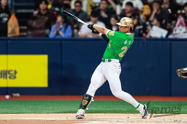 키움 송성문이 7일  서울 고척스카이돔에서 열린 2025 KBO리그 KIA전에서 6회말 솔로포를 터뜨리고 있다. 사진 | 키움 히어로즈