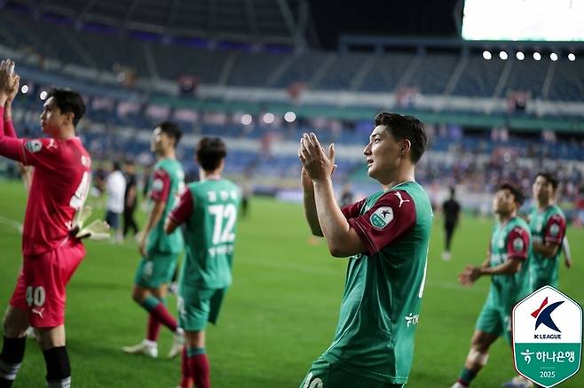 대전 주민규가 10일 수원FC전에서 승리한 뒤 팬께 박수보내고 있다. 사진 | 한국프로축구연맹