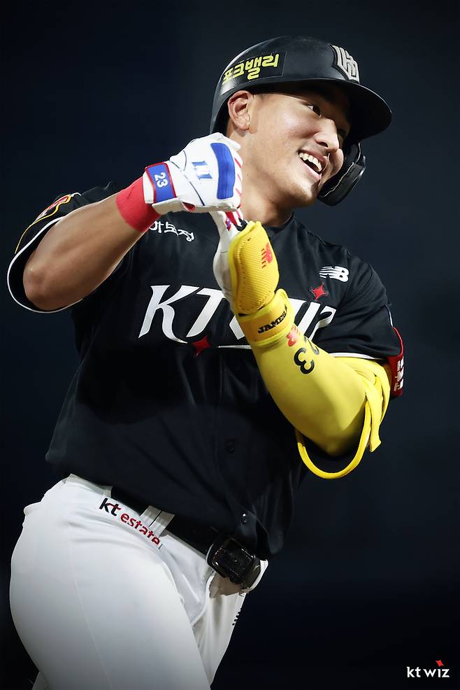 KT 안현민이 창원NC파크에서 열린 2025 KBO리그 NC전에서 홈런을 때린 후 세리머니를 하며 베이스를 돌고 있다. 사진 | KT 위즈