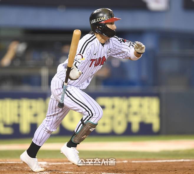 LG 신민재가 7일 서울 잠실구장에서 열린 2025 KBO리그 두산과 경기 4회말 2사만루 3타점 2루타를 친 후 세리머니를 하고 있다. 잠실 | 최승섭기자 thunder@sportsseoul.com