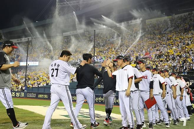 LG가 9일 서울 잠실구장에서 열린 2025 KBO리그 정규시즌 한화전 승리 후 하이파이브를 하고 있다. 사진 | 연합뉴스