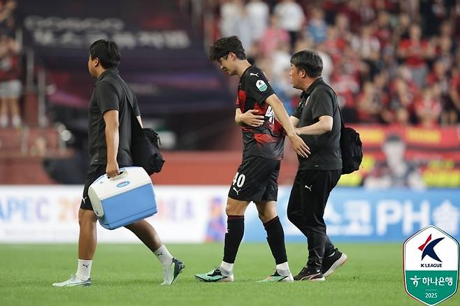 Pohang Ki Sung -yong (middle) is painful in the ribs in Gwangju on the 10th. Photo | Korea Professional Football Federation