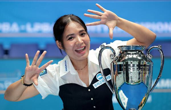 10일 경기도 고양시 고양 킨텍스 PBA 스타디움에서 열린 프로당구 2025-26시즌 3차투어 '올바른 생활카드 NH농협카드 PBA-LPBA 채리티 챔피언십' LPBA 정상에 오른 스롱 피아비. /사진=PBA