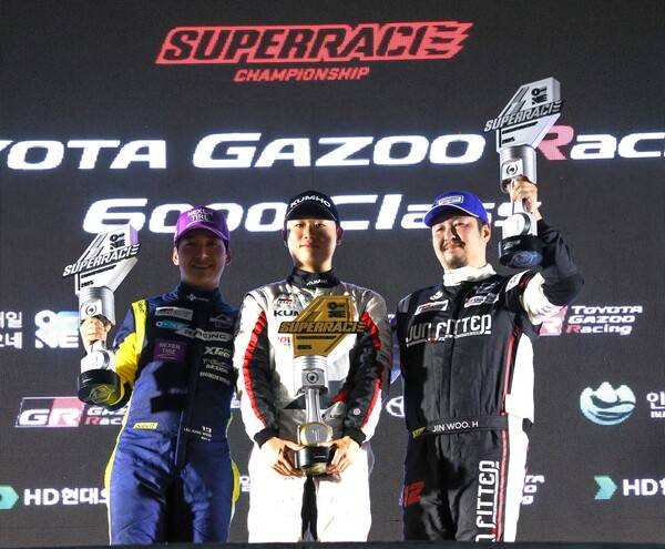 지난 9일, 강원도 인제군 인제 스피디움에서 열린 '2025 오네(O-NE) 슈퍼레이스 챔피언십' 토요타 가주 레이싱 6000클래스 5라운드에서 금호 SLM팀 소속 이창욱 선수가 기록 1시간 7분 53초 251(40랩)로 가장 먼저 결승선에 도착했다. /사진=금호타이어