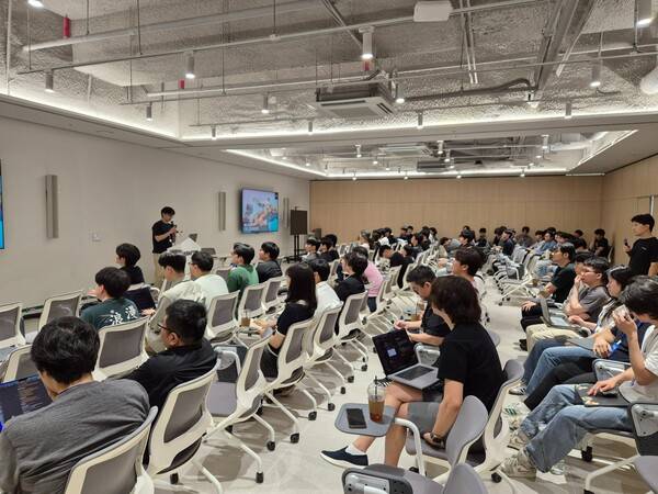 크래프톤이 인재 양성 프로그램 '크래프톤 정글 게임테크랩' 1기 교육생들이 개발한 언리얼 엔진 플러그인 8종을 글로벌 콘텐츠 마켓플레이스 '팹'에 출시했다.( 크래프톤 정글 게임테크랩 1기 발표회 현장). /사진=크래프톤