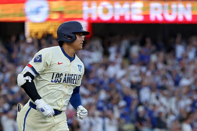A 다저스 오타니 쇼헤이가 10일(한국시각) 다저스타디움에서 열린 토론토 블루제이스전에서 2-0으로 앞선 5회말 중월 솔로홈런을 터뜨린 뒤 타구를 바라보며 뛰쳐나가고 있다. Imagn Images연합뉴스