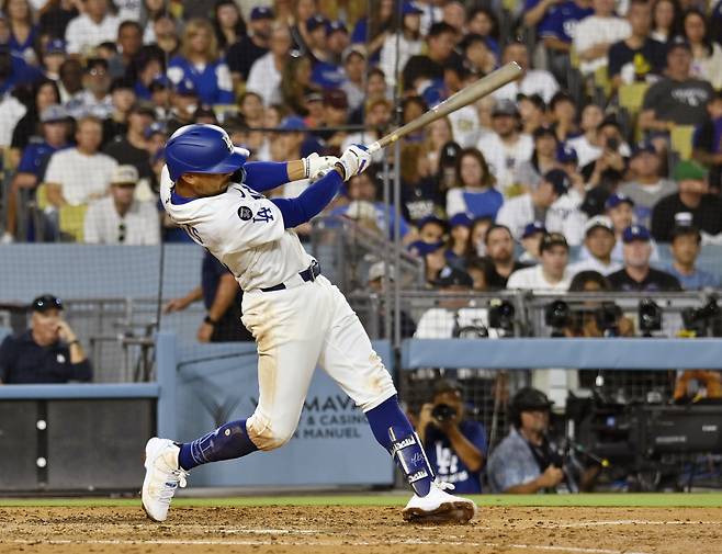 무키 베츠가 9일(한국시각) 토론토전서 맥스 슈어저를 상대로 5회 투런포를 뽑아내고 있다. UPI연합뉴스