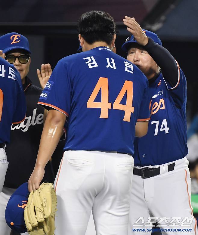 10일 서울 잠실구장에서 열린 한화-LG전. 한화가 5대4로 승리했다. 김경문 감독이 김서현을 격려하고 있다. 잠실=정재근 기자 cjg@sportschosun.com/2025.8.10/