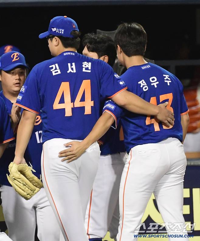 8일 잠실야구장에서 열린 LG와 한화의 경기. 9회말 무실점으로 마치고 서로를 격려하는 한화 김서현, 정우주. 잠실=송정헌 기자songs@sportschosun.com/2025.08.08/