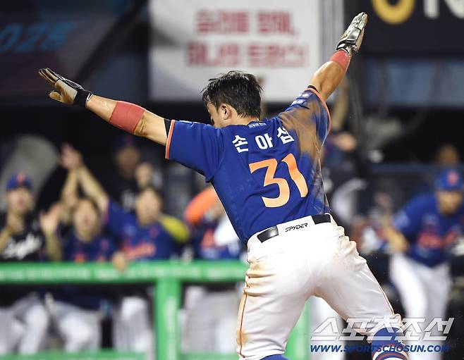 10일 서울 잠실구장에서 열린 한화-LG전. 7회초 1사 3루 문현빈의 내야땅볼 때 3루주자 손아섭이 홈에서 세이프된 후 환호하고 있다. 잠실=정재근 기자 cjg@sportschosun.com/2025.8.10/
