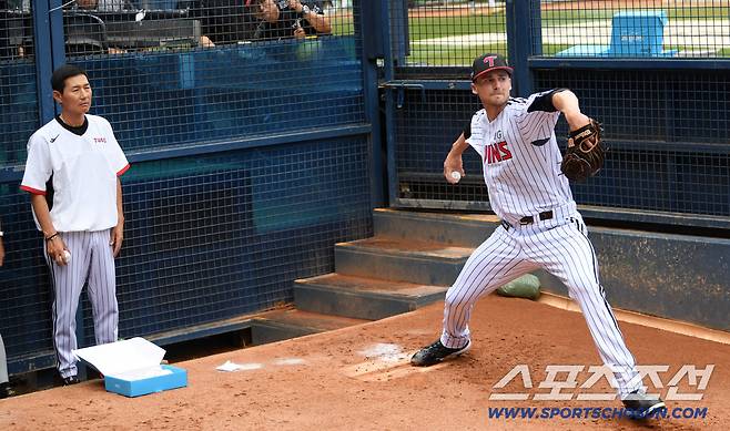9일 잠실구장에서 열린 LG 트윈스와 한화 이글스의 경기. LG 톨허스트가 염경엽 감독이 지켜보는 가운데 불펜 피칭을 하고 있다. 잠실=박재만 기자 pjm@sportschosun.com/2025.08.09/