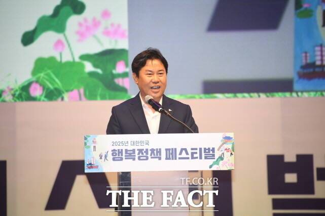 박정현 부여군수가 지난 8일 '2025년 대한민국 행복정책 페스티벌'에서 인사말을 하고 있다. /부여군