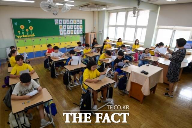 최근 20년 간 학생 수, 교원 1인당 학생 수는 감소했지만 예산 지원의 근거가 되는 학급 수 변화는 미미하다. 사진은 서울의 한 초등학교./ 장윤석 기자