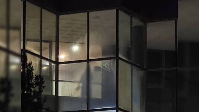 A씨 아내가 여성 사우나 탈의실에 서 있는 모습을 외부에서 찍은 사진 / 온라인 커뮤니티 갈무리