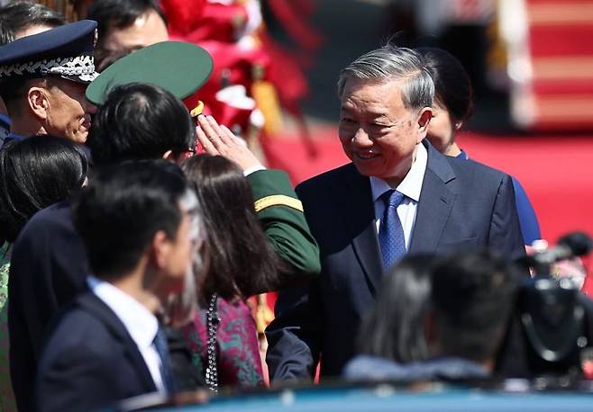 또 럼 베트남 당 서기장 내외가 10일 서울공항에 도착 후 이동하고 있다. 이재명 대통령 초청으로 이날 한국을 찾은 럼 서기장은 13일까지 나흘간 국빈 방문하면서 11일 정상회담, 국빈 만찬, 12일 한·베트남 비즈니스 포럼 참석, 13일 부산 방문 등 일정을 소화한다. 연합뉴스