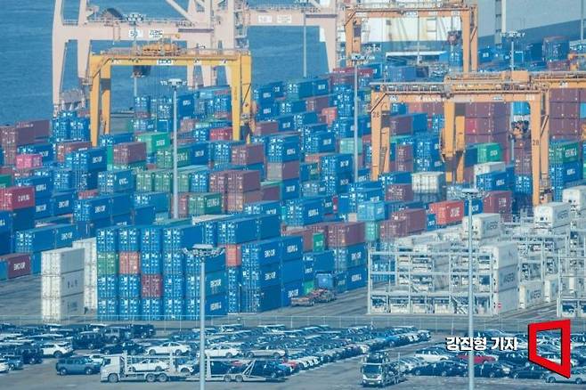 경기 평택항에 컨테이너가 쌓여 있다.