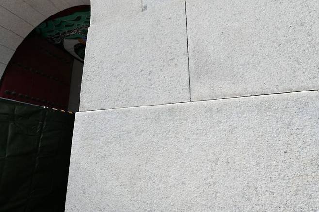 낙서 제거 작업을 마친 경복궁 광화문 석축[사진=국가유산청 제공]