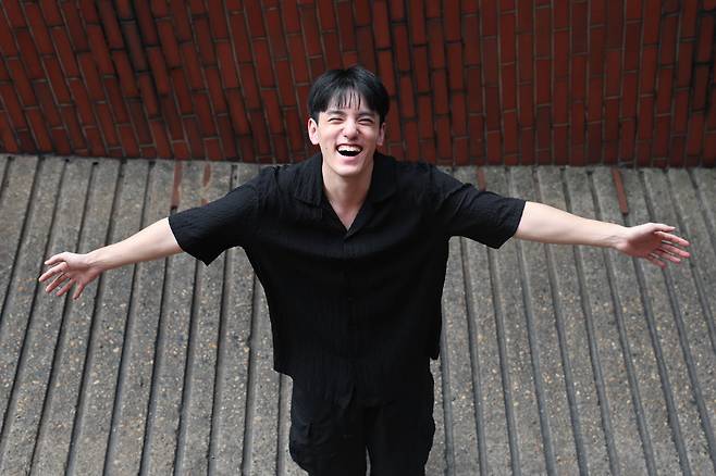 두 번째 시집 '잉걸 설탕'을 펴낸 송희지 시인을 최근 서울 광화문에서 만났다. /장련성 기자