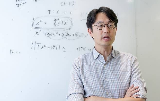 작년 9월 서울대에서 미국 UCLA로 옮긴 류경석 수학과 교수는 “중국 등 해외 대학들은 기회만 되면 우수 연구자를 데려오기 위해 연구자의 배우자에 대한 정보까지 파악하고 있다”면서 “반면 한국 대학은 인재 유치 시스템 자체가 없다”고 지적했다./ 조인원 기자