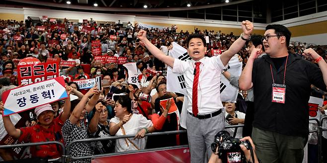 전한길 한국사 강사가 8일 대구 북구 엑스코에서 열린 국민의힘 제6차 전당대회 대구·경북 합동연설회에서 특정 후보를 지지하며 찬탄(탄핵 찬성)파 후보가 등장할 때마다 ‘배신자'란 구호를 외치고 있다./뉴시스