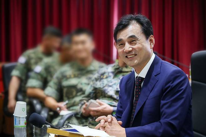 안규백 국방장관이 지난달 28일 취임 후 첫 현장점검으로 특수전사령부 제3공수여단을 방문해 장병들과 대화하며 환하게 웃고 있다. /국방부