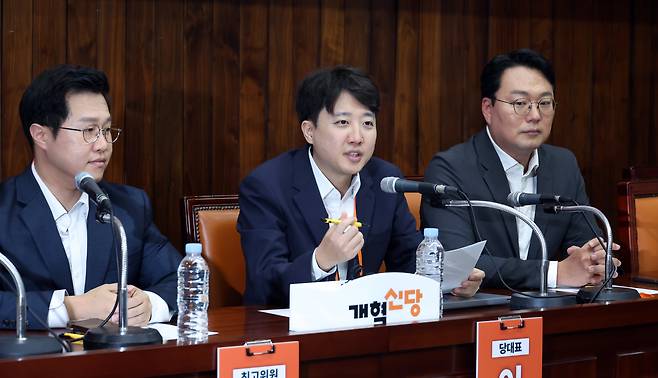 이준석 개혁신당 대표가 11일 서울 여의도 국회도서관에서 열린 2025 개혁신당 연찬회에서 발언하고 있다./뉴시스