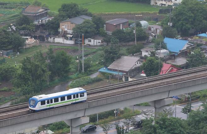 대법원이 16일 경기 용인경전철 사업을 추진했던 이정문 당시 용인시장 등의 손해배상 책임을 인정하는 판결을 내렸다. 사진은 이날 오후 경기 용인시 경전철 모습. 2025.7.16 /박성원 기자