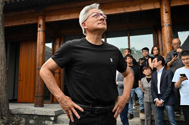 젠슨 황 엔비디아 최고경영자(CEO)가 지난달 16일 중국 베이징의 한 호텔에서 열린 기자회견에 참석했다./AFP연합뉴스