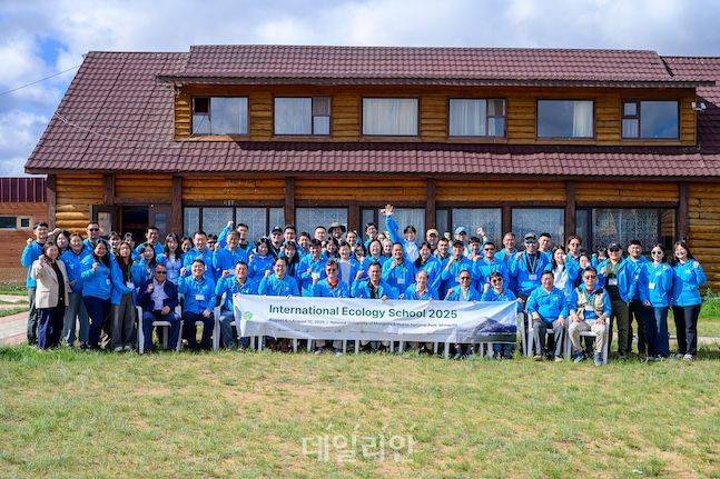 2025 국제생태학교(IES)가 8월 4~10일 몽골 일대에서 열렸다. 행사에 참석한 아시아 8개국 연구생들이 힘차게 화이팅을 외치며 기념사진을 촬영하고 있다. ⓒ데일리안 배군득 기자