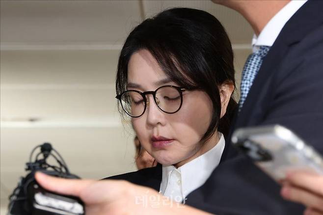 윤석열 전 대통령의 부인 김건희 여사가 지난 6일 오후 서울 광화문 민중기 특검팀 사무실에서 주가조작, 공천개입, 명품목걸이 수수 등의 의혹과 관련해 피의자 신분으로 소환조사를 마친 뒤 떠나고 있다. ⓒ데일리안 홍금표 기자