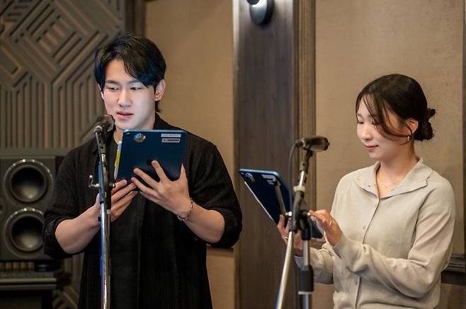 '케이팝 데몬 헌터스' 더빙 모습을 시연하는 성우들ⓒ넷플릭스