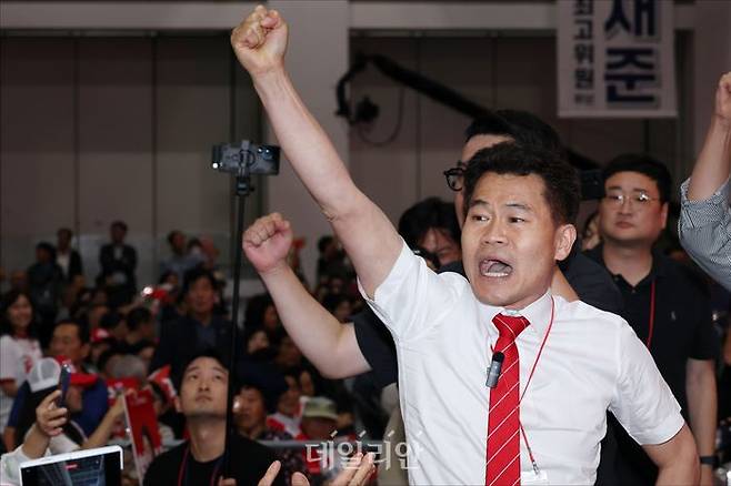 국민의힘에 입당한 것으로 알려진 극우 성향 유튜버 전한길 씨가 지난 8일 오후 대구 북구 엑스코 컨벤션홀에서 열린 국민의힘 8·22 전당대회 대구·경북 합동연설회에서 '배신자'라고 구호를 외치고 있다. ⓒ데일리안 홍금표 기자