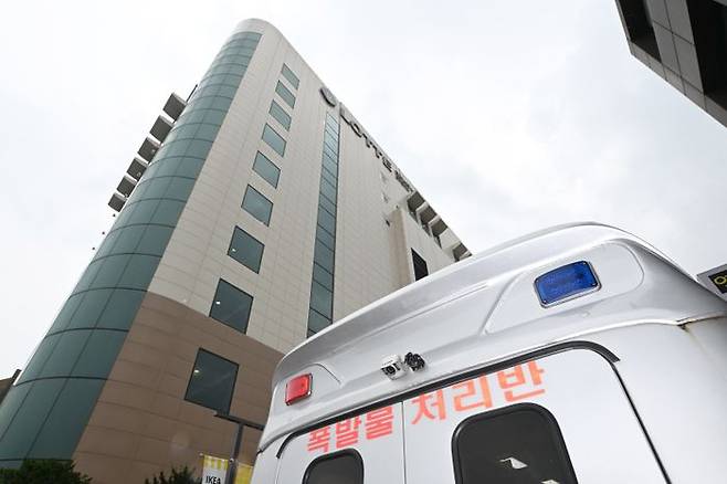 11일 오전 광주 동구 롯데백화점에서 경찰 등이 폭발물 수색 작업을 벌이고 있다.ⓒ뉴시스