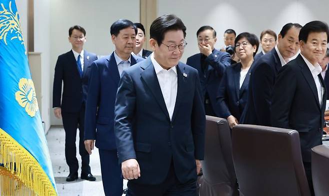이재명 대통령이 11일 서울 용산 대통령실 청사에서 열린 임시 국무회의에 입장하고 있다. ⓒ뉴시스