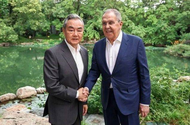 왕이( 왼쪽) 중국공산당 중앙위원회 정치국 위원 겸 외교부장이 지난달 13일 베이징을 찾은 세르게이 라브로프 러시아 외무장관과 회담을 하기에 앞서 악수하고 있다. ⓒ 타스/ 연합뉴스