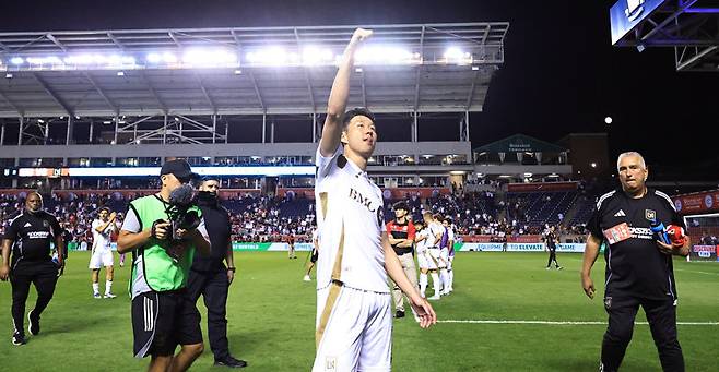 미국 메이저리그사커(MLS) 로스앤젤레스(LA) FC의 손흥민(가운데)이 10일 시카고와의 방문경기를 마친 뒤 관중석을 향해 오른쪽 주먹을 쥐어 보이고 있다. 이날 LA FC 데뷔전을 치른 손흥민은 폭발적 스피드를 앞세워 페널티킥을 유도했다. 게티이미지코리아