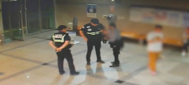 가짜 경찰 제복과 장비를 착용하고 지하철역을 돌아다닌 남성. (사진=경기북부경찰청)