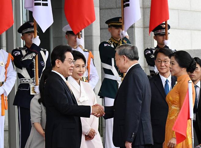이재명 대통령과 국빈 방한한 또 럼 베트남 당서기장이 11일 서울 용산 대통령실 청사 앞에서 열린 공식환영식에서서 악수를 하고 있다. 뉴시스