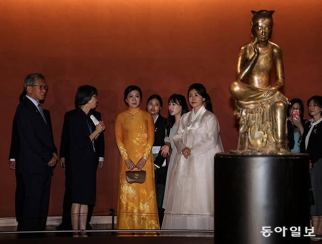 이재명 대통령 부인 김혜경 여사가 11일 오전 서울 용산구 국립중앙박물관에서 한국을 국빈 방문한 또 럼 베트남 공산당 서기장 부인 응오 푸엉 리 여사와 함께 삼국시대 국보 금동미륵보살 반가사유상을 관람하고 있다. 송은석 기자 silverstone@donga.com