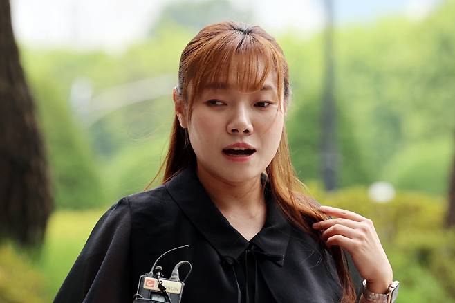 김예지 국민의힘 의원이 11일 오후 서울 서초구 서울고등검찰청에 마련된 내란특검(특별검사 조은석)으로 참고인 조사를 위해 출석, 취재진 질문에 답하고 있다. 2025.8.11/뉴스1