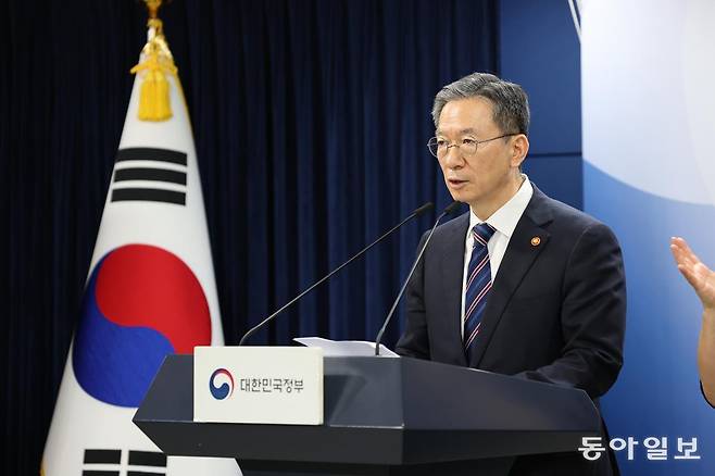 11일 서울 종로구 정부서울청사에서 정성호 법무부장관이 광복절 사면 대상자를 발표하고 있다. 홍진환 기자 jean@donga.com