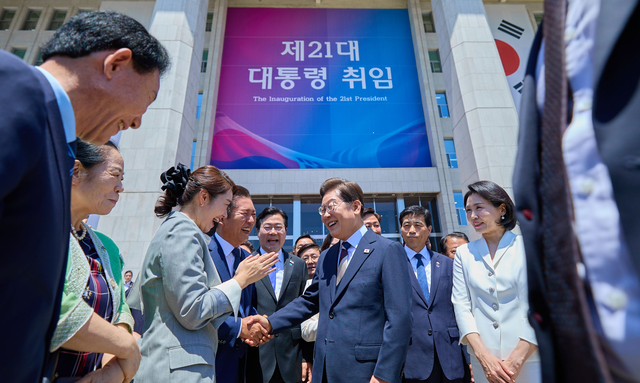 이재명 대통령이 지난 6월4일 여의도 국회의사당 로텐더홀에서 제21대 대통령 취임선서식을 마친 뒤 옥외로 나와 더불어민주당 의원들과 인사하고 있다.<대통령실 제공 사진 갈무리>