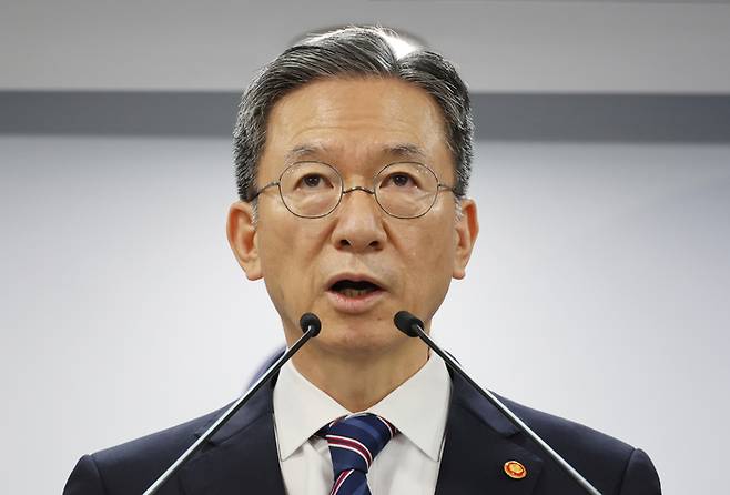 2025년 광복절 특별사면 명단에 조국 포함     (서울=연합뉴스) 이정훈 기자 = 정성호 법무부 장관이 11일 정부서울청사에서 2025년 광복절 특별사면 브리핑을 하고 있다. 2025.8.11     이번 특별사면 명단에는 조국혁신당 조국 전 대표 부부, 최강욱·윤미향·홍문종·정찬민 전 의원, 조희연 전 서울시 교육감 등이 포함됐다. 2025.8.11     uwg806@yna.co.kr (끝)