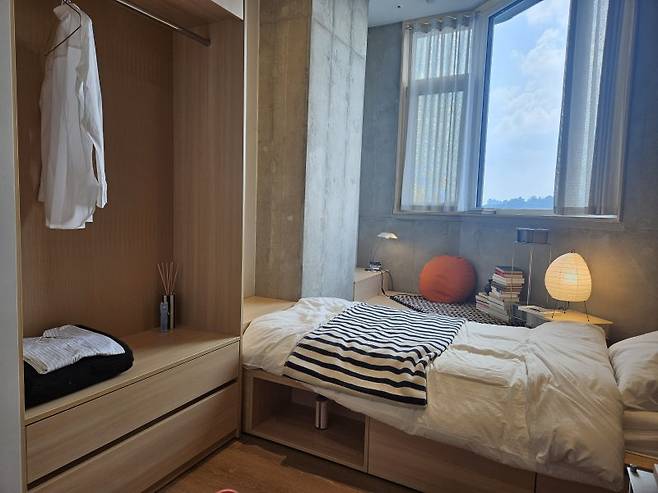 '에피소드 신촌 캠퍼스' 4인실 커뮤니티 타입 개인공간 쇼룸 사진=최가영 기자
