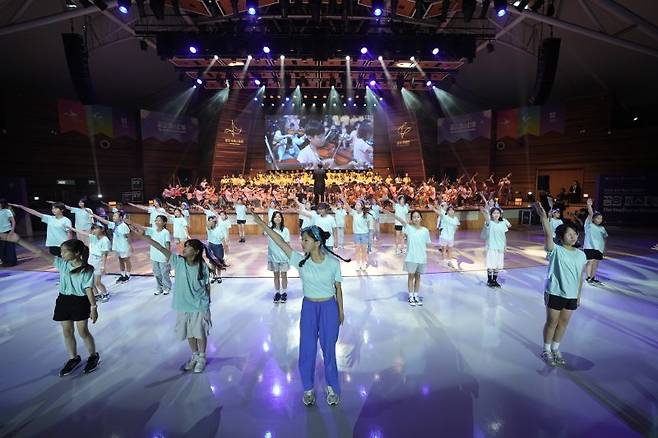 꿈의 예술단 단원 380여명과 해외 교류 청소년 60여명이 지난 7일 꿈의 예술단 합동캠프 '꿈의 페스티벌' 합동공연 '나의 내일을' 무대를 선보이고 있다. 한국문화예술교육진흥원 제공