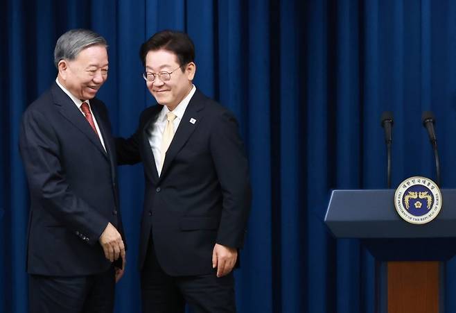 이재명 대통령이 11일 서울 용산 대통령실 청사에서 한·베트남 공동언론발표를 마친 뒤 또 럼 베트남 당 서기장에게 다가가 인사하고 있다. /사진=연합뉴스