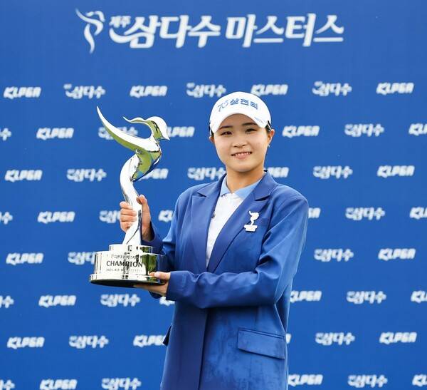 윤이나, 노승희, 방신실, 황유민, 박성현, 박현경 프로 등이 출전한 2025년 한국여자프로골프(KLPGA) 투어 제12회 제주삼다수 마스터스에서 '고지우 동생' 고지원 프로가 우승을 차지했다. 사진은 고지원 프로가 우승 트로피를 들고 기념 촬영하는 모습이다. 사진제공=KLPGA