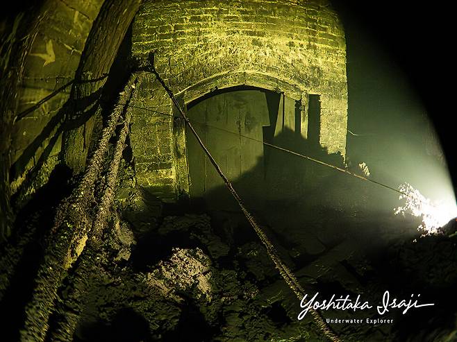 일본시민단체 ‘조세이 탄광의 물비상(수몰사고)을 역사에 새기는모임’(새기는 모임)이 10일 일본 야마구치현 우베시 조세이탄광에서 83년 전 일어났던 수몰사고 현장으로 연결되는 바다 밑 통로 사진을 공개했다. 새기는모임 제공. 수중조사 전문가 이사지 요시타카 촬영.